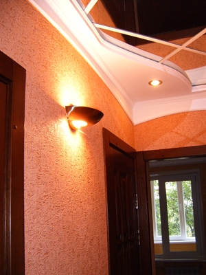 Потолок подвесной в прихожей | Подсветка на стенах - вставки декора